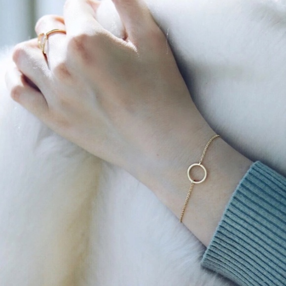 Gold Minimalist Circle Link Chain Bracelet - Picture 2 of 8